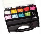 393900 - Prym - Box med 300 runda tryck knappar i 10 olika färger och verktyg.