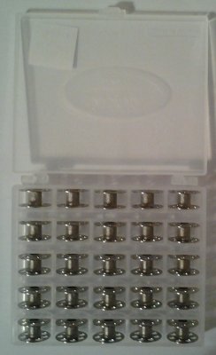 Spole Bernina metall. 25 st med mjuk plastbox.