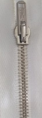 Dragkedja Vit delbar  75 cm, metall. 6 mm.