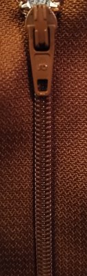 Dragkedja brun  20 cm 6 mm. Ej delbar. Polyester.