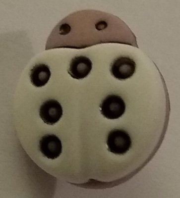 Nyckelpiga. Vit. 13 mm * 16 mm
