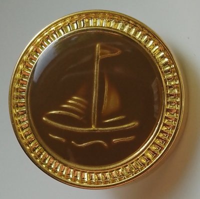 Knapp 22 mm Ø Gul - Brun. Segelbåt.
