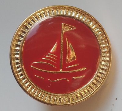 Knapp 22 mm Ø Gul - Röd. Segelbåt.