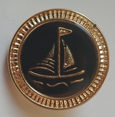 Knapp 16 mm Ø Gul - Svart. Segelbåt.