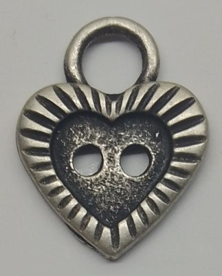 Knapp 15 * 20 mm Hjärta. Silverfärgad.